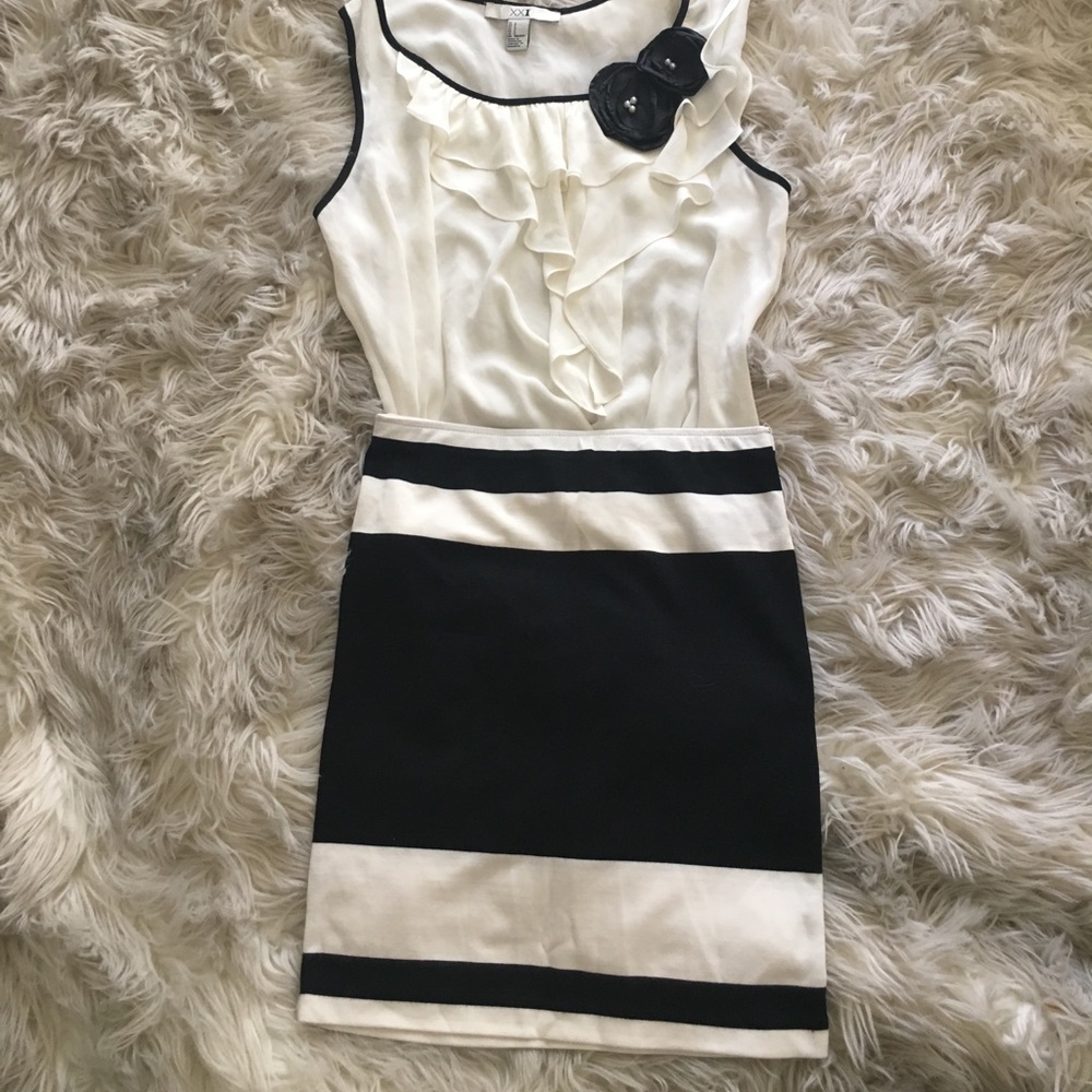 Black and white pencil skirt